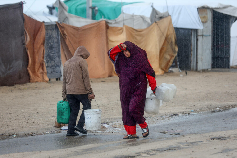 Adăposturile improvizate din Fâşia Gaza, inundate din nou de ploi puternice. GALERIE FOTO - Imaginea 4