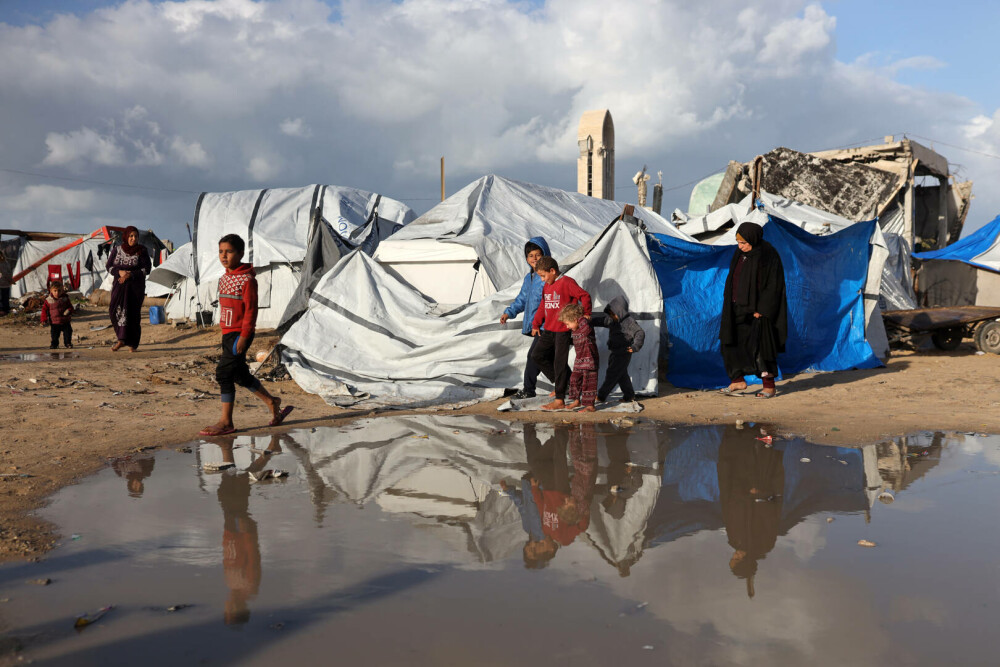 Adăposturile improvizate din Fâşia Gaza, inundate din nou de ploi puternice. GALERIE FOTO - Imaginea 6