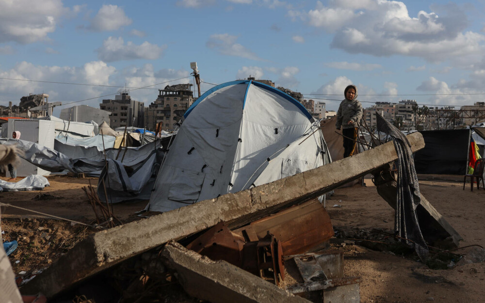 Adăposturile improvizate din Fâşia Gaza, inundate din nou de ploi puternice. GALERIE FOTO - Imaginea 7