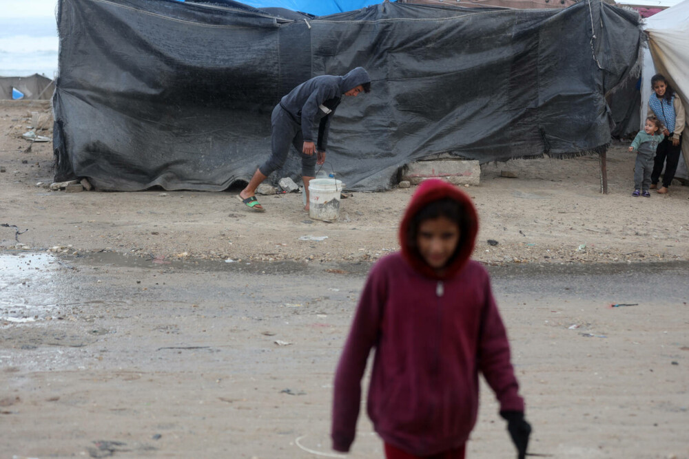 Adăposturile improvizate din Fâşia Gaza, inundate din nou de ploi puternice. GALERIE FOTO - Imaginea 8