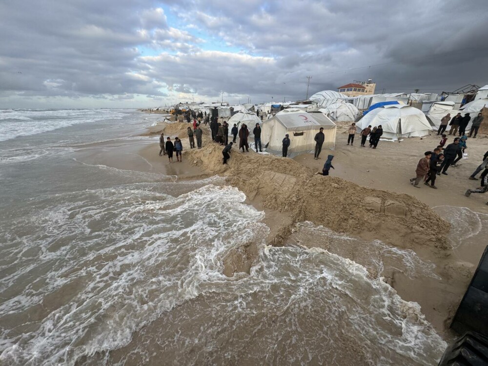 Adăposturile improvizate din Fâşia Gaza, inundate din nou de ploi puternice. GALERIE FOTO - Imaginea 9