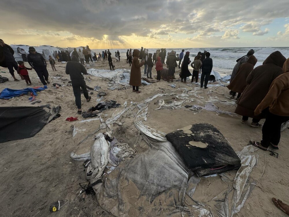 Adăposturile improvizate din Fâşia Gaza, inundate din nou de ploi puternice. GALERIE FOTO - Imaginea 10