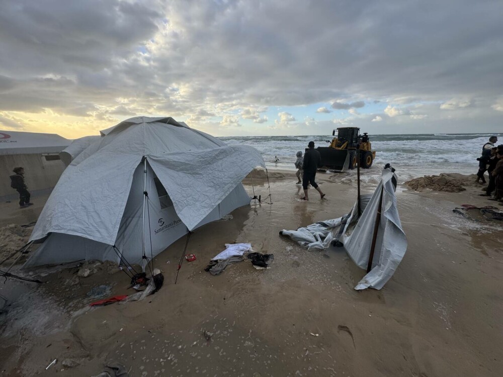 Adăposturile improvizate din Fâşia Gaza, inundate din nou de ploi puternice. GALERIE FOTO - Imaginea 11