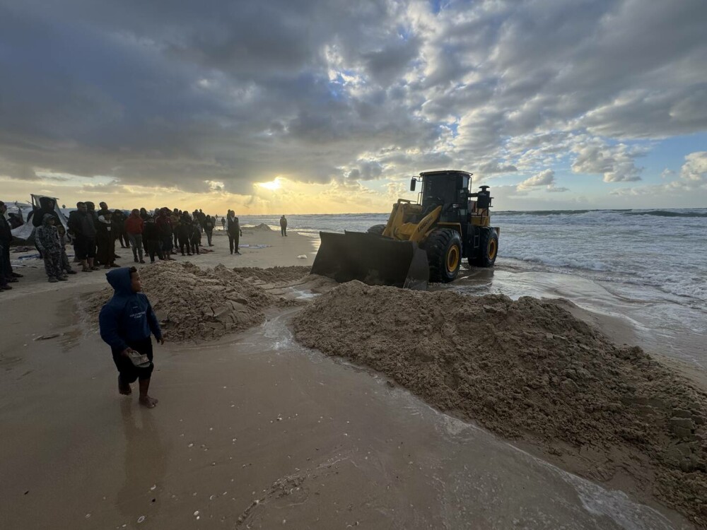 Adăposturile improvizate din Fâşia Gaza, inundate din nou de ploi puternice. GALERIE FOTO - Imaginea 13