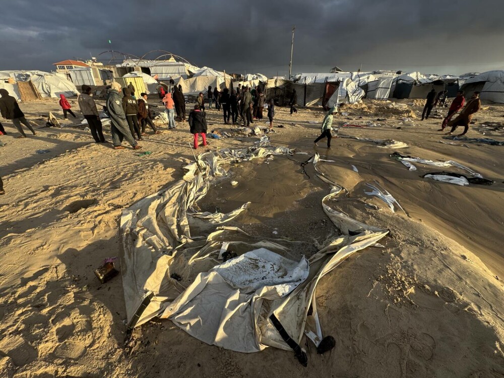 Adăposturile improvizate din Fâşia Gaza, inundate din nou de ploi puternice. GALERIE FOTO - Imaginea 16