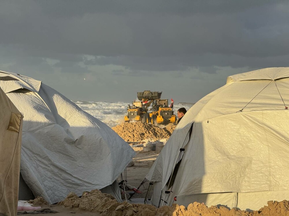 Adăposturile improvizate din Fâşia Gaza, inundate din nou de ploi puternice. GALERIE FOTO - Imaginea 18