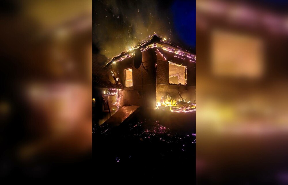 Un bărbat din județul Harghita a fost găsit carbonizat, după ce întreaga locuință i-a fost cuprinsă de flăcări. GALERIE FOTO - Imaginea 1