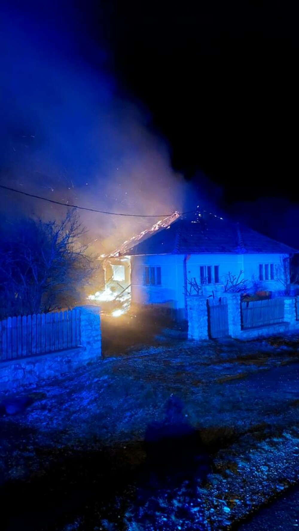 Un bărbat din județul Harghita a fost găsit carbonizat, după ce întreaga locuință i-a fost cuprinsă de flăcări. GALERIE FOTO - Imaginea 2