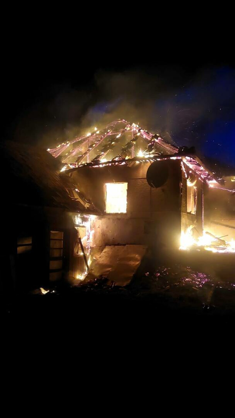 Un bărbat din județul Harghita a fost găsit carbonizat, după ce întreaga locuință i-a fost cuprinsă de flăcări. GALERIE FOTO - Imaginea 3