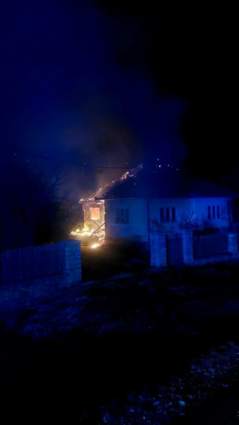 Un bărbat din județul Harghita a fost găsit carbonizat, după ce întreaga locuință i-a fost cuprinsă de flăcări. GALERIE FOTO - Imaginea 4