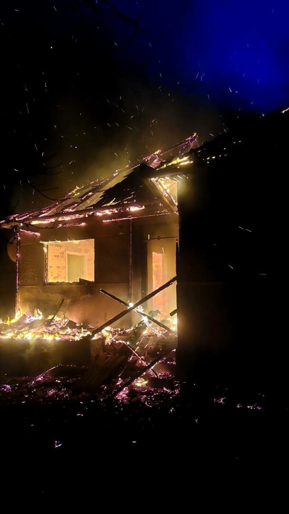 Un bărbat din județul Harghita a fost găsit carbonizat, după ce întreaga locuință i-a fost cuprinsă de flăcări. GALERIE FOTO - Imaginea 6