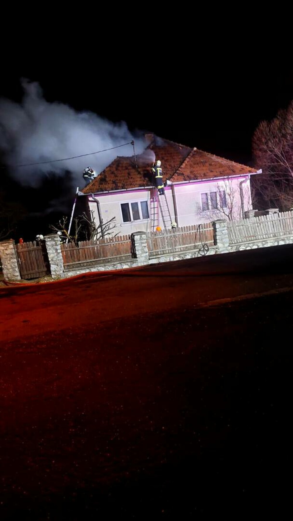 Un bărbat din județul Harghita a fost găsit carbonizat, după ce întreaga locuință i-a fost cuprinsă de flăcări. GALERIE FOTO - Imaginea 7