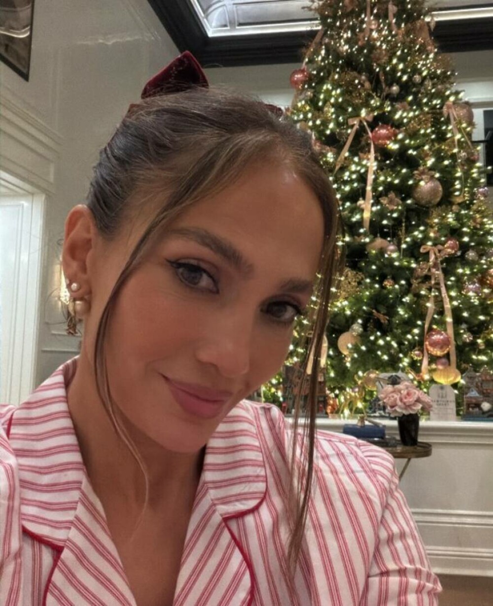 Jennifer Lopez, apariție spectaculoasă de Crăciun. Cum s-a pozat vedeta la 56 de ani. GALERIE FOTO - Imaginea 1