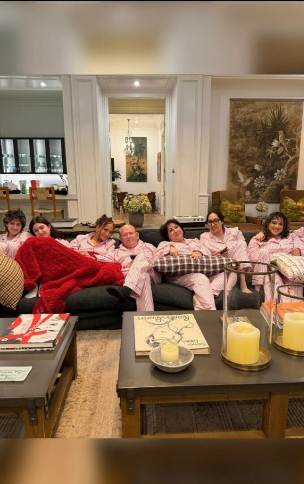 Jennifer Lopez, apariție spectaculoasă de Crăciun. Cum s-a pozat vedeta la 56 de ani. GALERIE FOTO - Imaginea 3