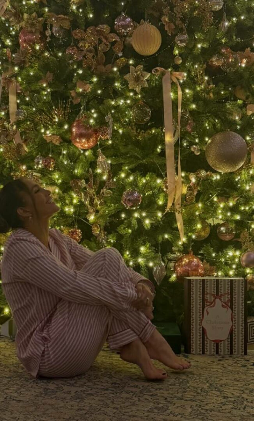 Jennifer Lopez, apariție spectaculoasă de Crăciun. Cum s-a pozat vedeta la 56 de ani. GALERIE FOTO - Imaginea 5