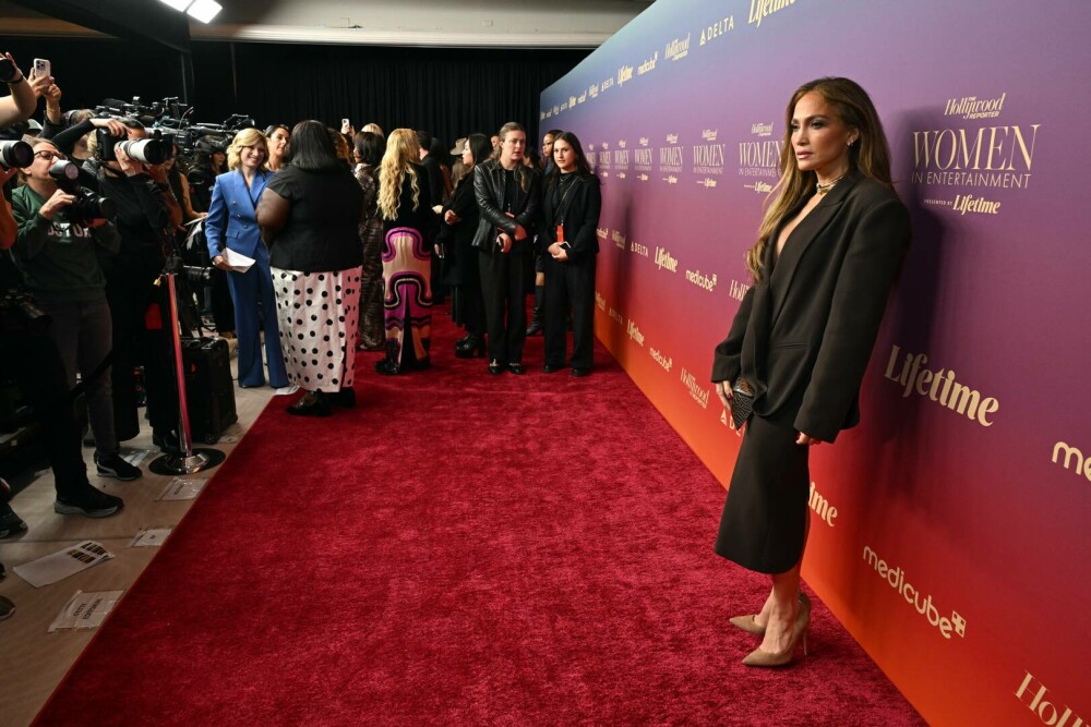 Jennifer Lopez, apariție spectaculoasă de Crăciun. Cum s-a pozat vedeta la 56 de ani. GALERIE FOTO - Imaginea 6