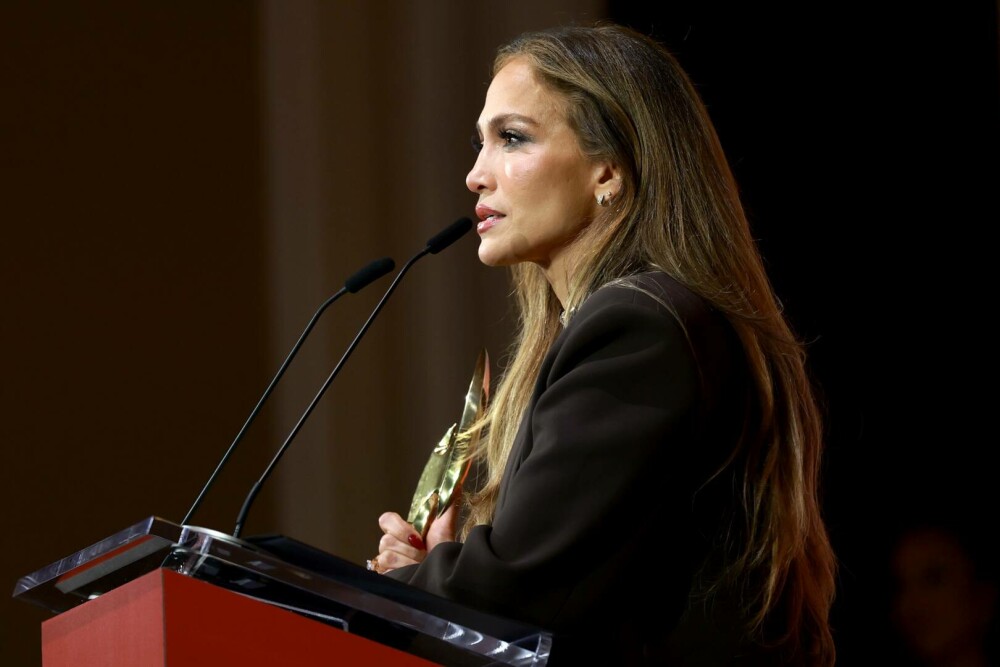 Jennifer Lopez, apariție spectaculoasă de Crăciun. Cum s-a pozat vedeta la 56 de ani. GALERIE FOTO - Imaginea 8