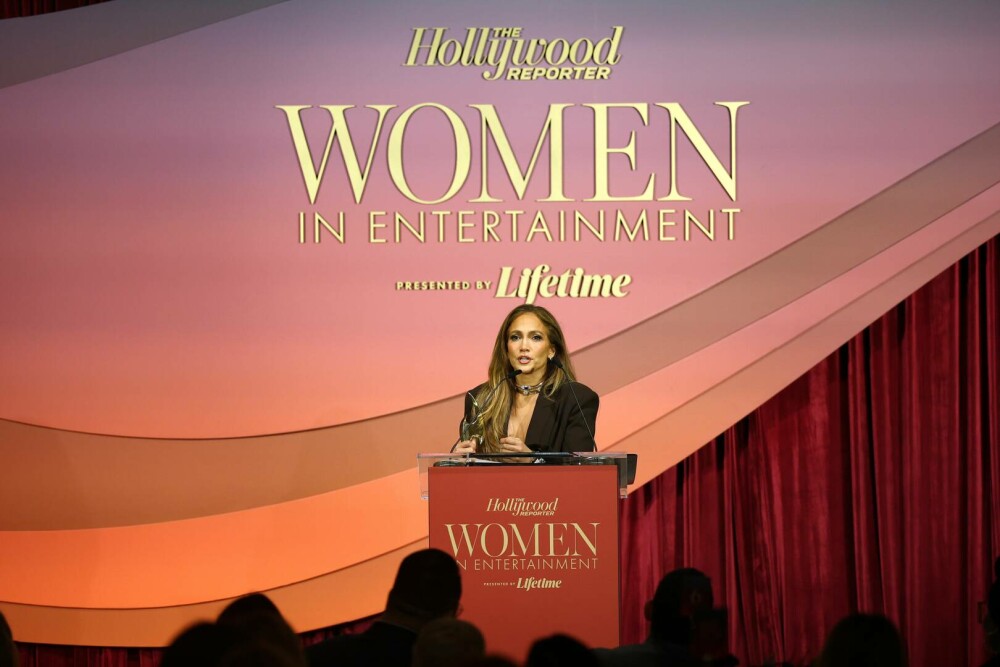 Jennifer Lopez, apariție spectaculoasă de Crăciun. Cum s-a pozat vedeta la 56 de ani. GALERIE FOTO - Imaginea 10