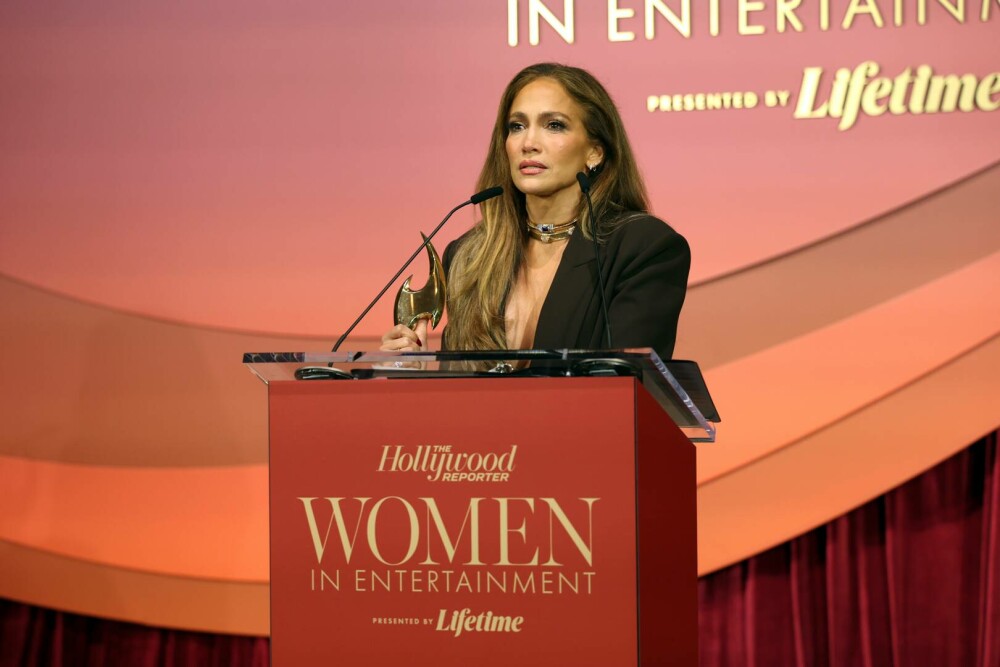 Jennifer Lopez, apariție spectaculoasă de Crăciun. Cum s-a pozat vedeta la 56 de ani. GALERIE FOTO - Imaginea 12