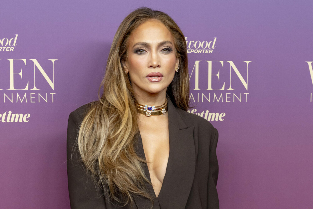 Jennifer Lopez, apariție spectaculoasă de Crăciun. Cum s-a pozat vedeta la 56 de ani. GALERIE FOTO - Imaginea 19