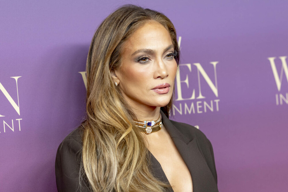 Jennifer Lopez, apariție spectaculoasă de Crăciun. Cum s-a pozat vedeta la 56 de ani. GALERIE FOTO - Imaginea 21