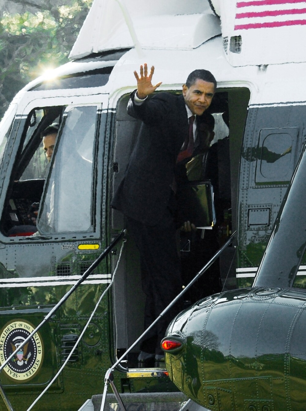 Obama il calca pe urme lui Bush si da cu capul de Marine One! - Imaginea 1