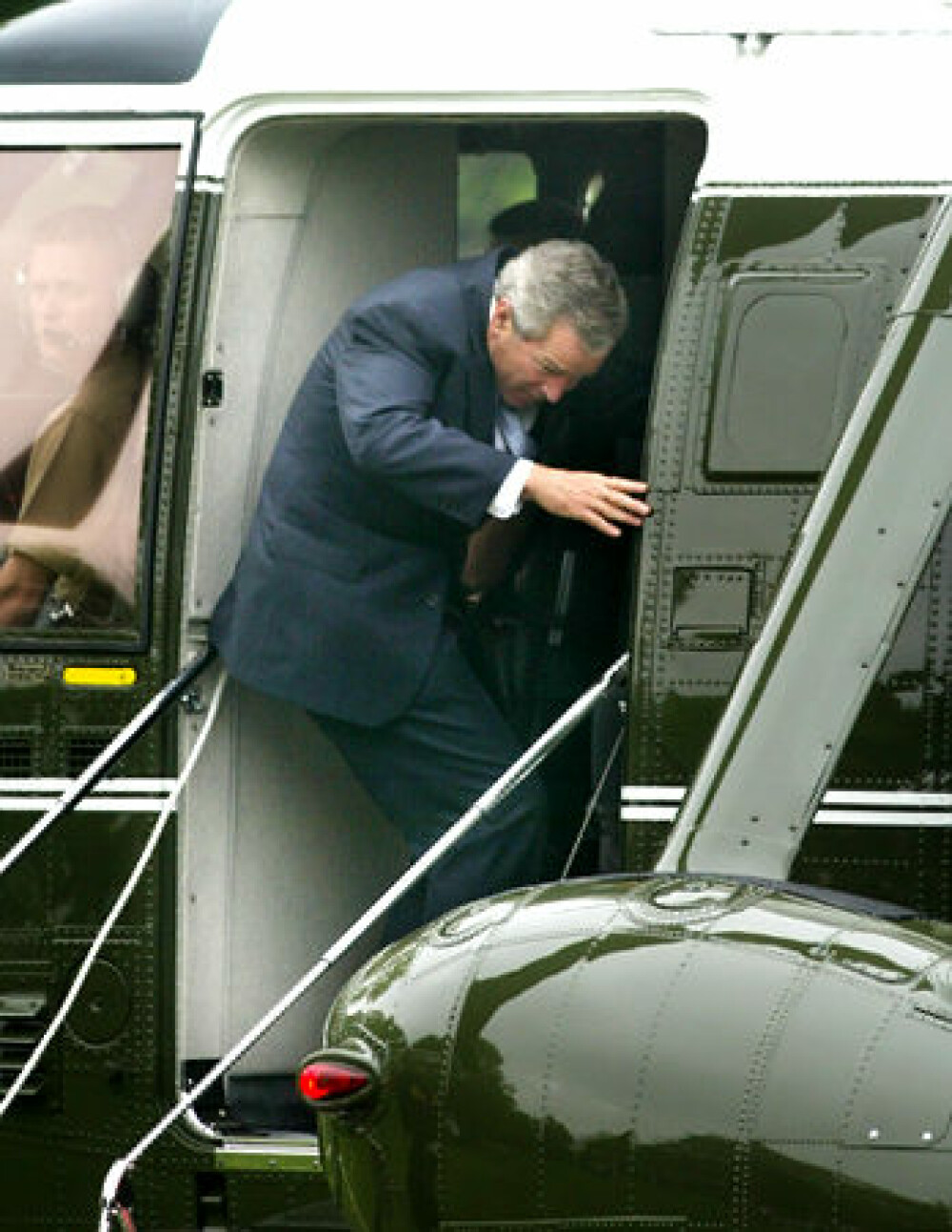 Obama il calca pe urme lui Bush si da cu capul de Marine One! - Imaginea 2