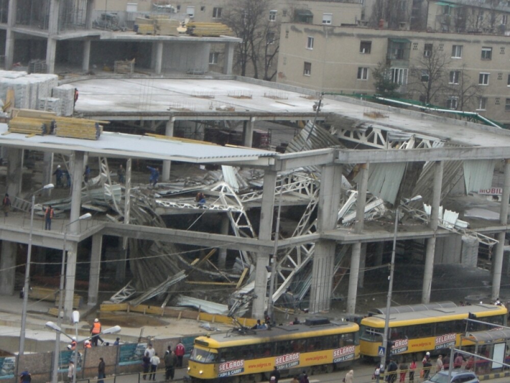Plafon prabusit la un mall din Oradea, aflat in constructie! Un om a murit! - Imaginea 1