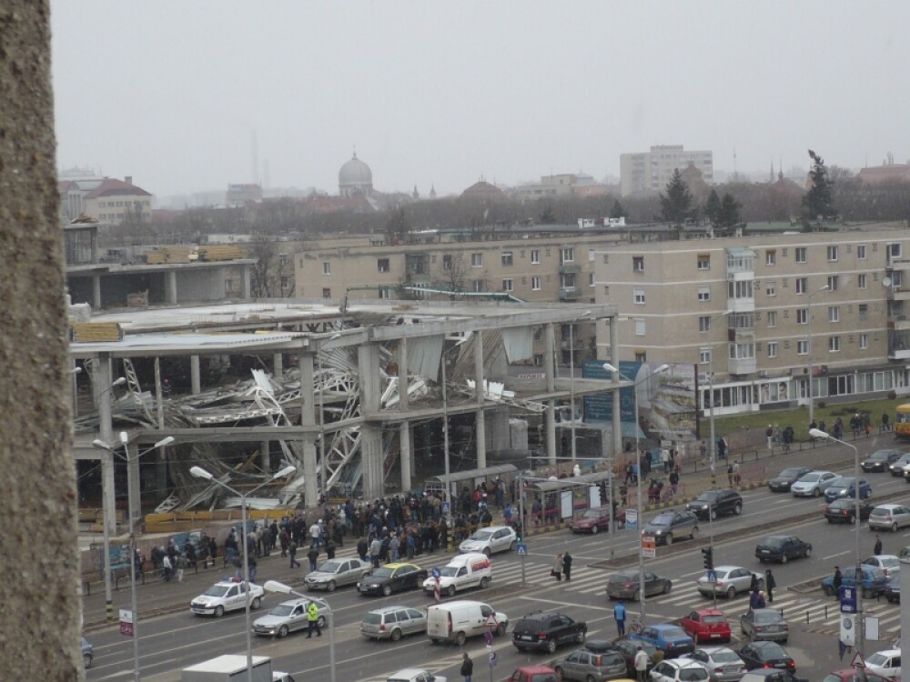 Plafon prabusit la un mall din Oradea, aflat in constructie! Un om a murit! - Imaginea 4