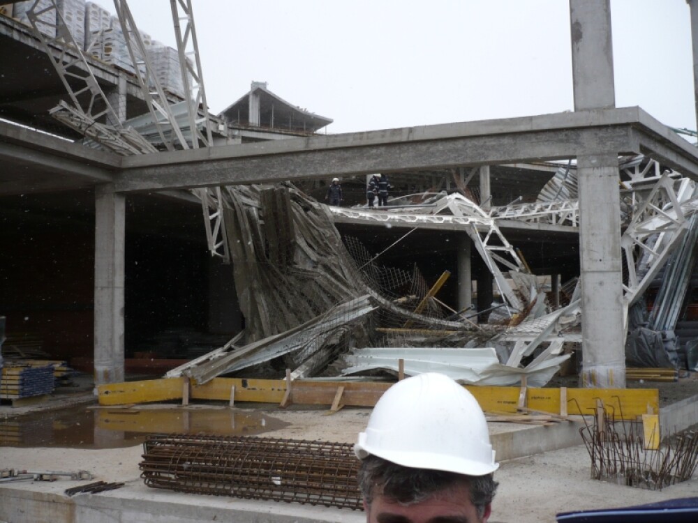 Plafon prabusit la un mall din Oradea, aflat in constructie! Un om a murit! - Imaginea 6