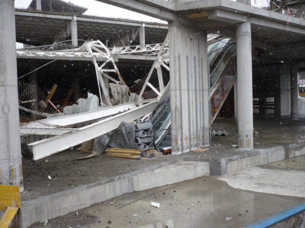 Plafon prabusit la un mall din Oradea, aflat in constructie! Un om a murit! - Imaginea 10