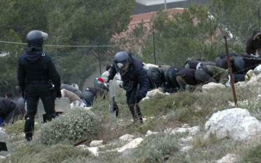 Revolta in Italia! Imigrantii ilegali au incendiat un centru de detentie - Imaginea 4