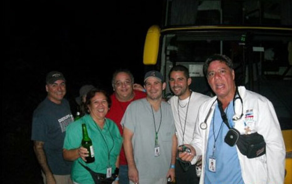 Doctori cu fierastraie si sticle de alcool!Asa salveaza victimele din Haiti - Imaginea 2