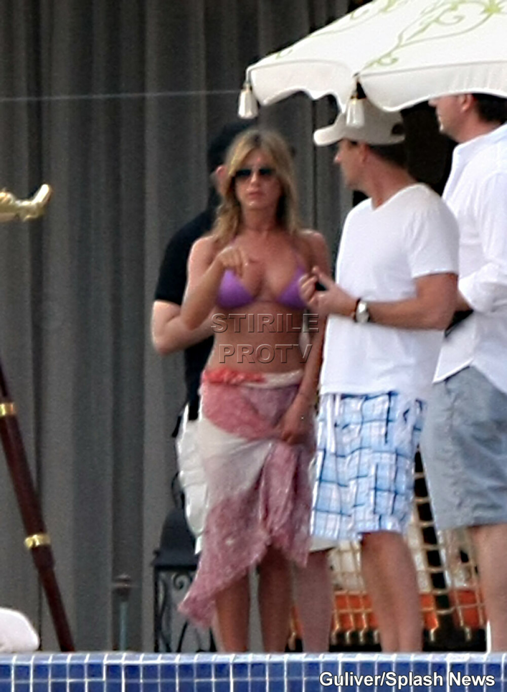 Jennifer Aniston, sexy la piscina cu Gerard Butler! GALERIE FOTO - Imaginea 2