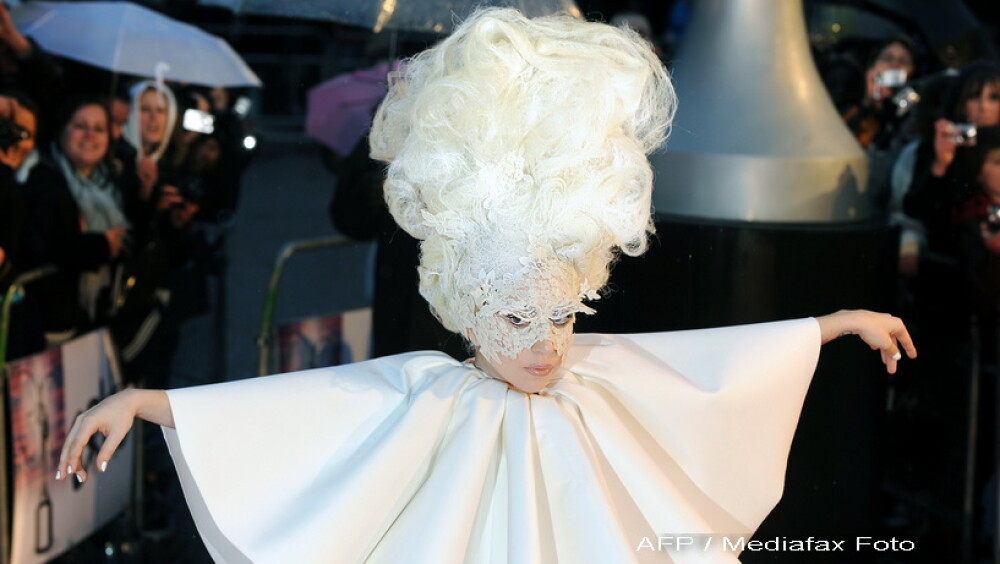Lady GaGa, clovnul de la Brit Awards 2010! - Imaginea 1