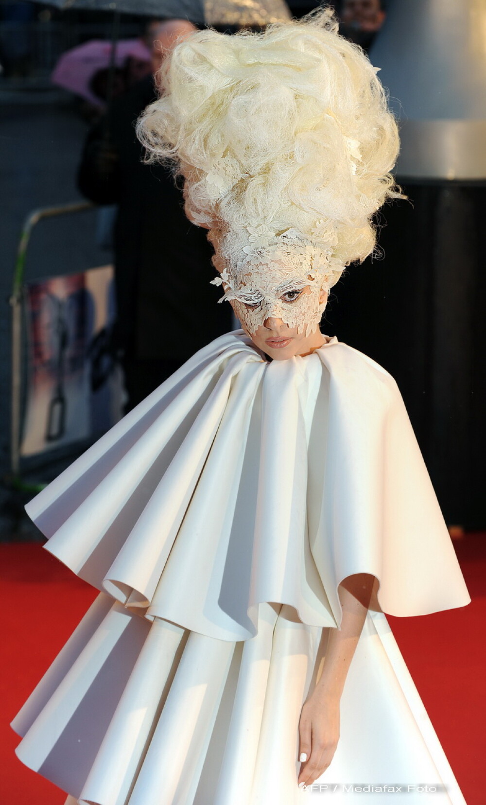 Lady GaGa, clovnul de la Brit Awards 2010! - Imaginea 3