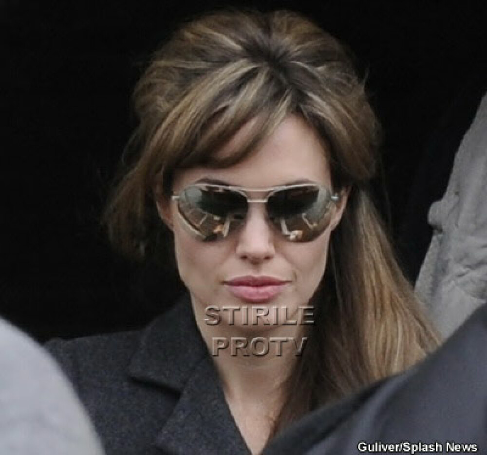 Angelina Jolie si-a tras breton si suvite - Imaginea 1