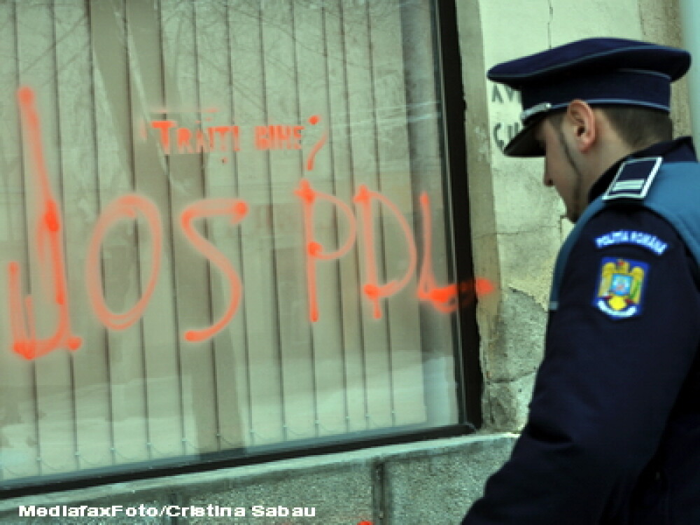 Sediul PDL din Bistrita a fost vandalizat. Foto - Imaginea 1