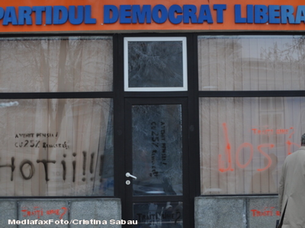 Sediul PDL din Bistrita a fost vandalizat. Foto - Imaginea 2