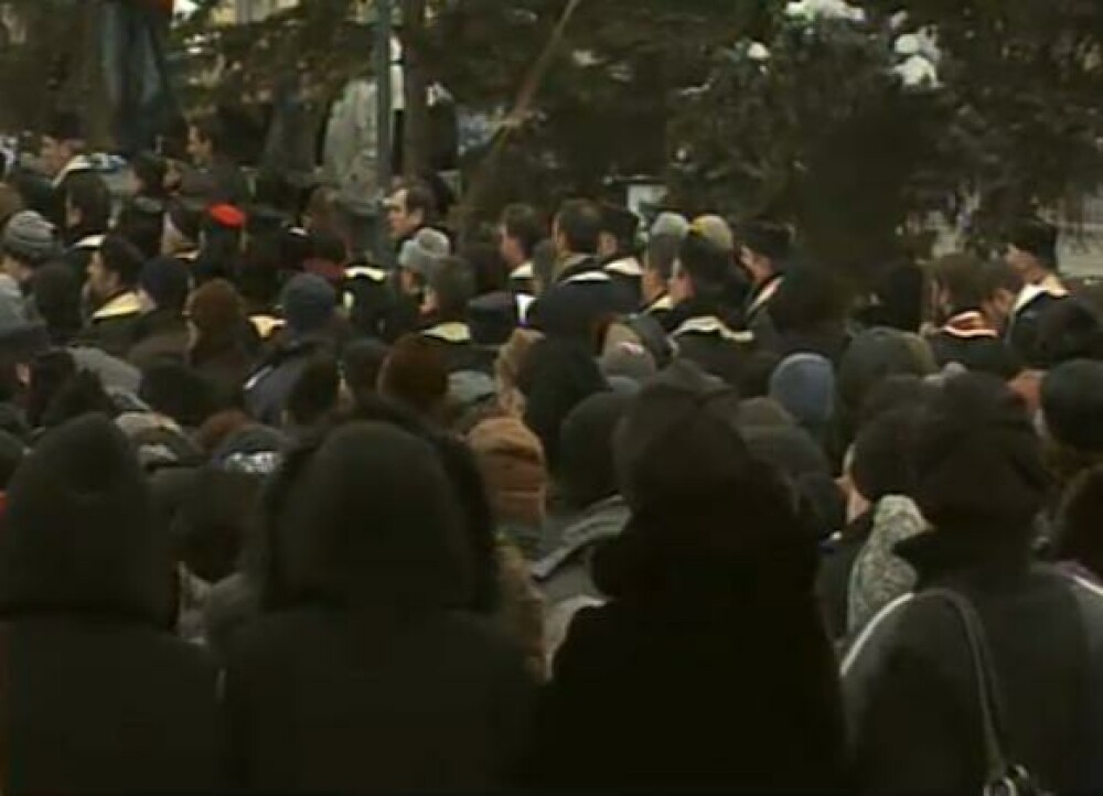 Mii de oameni au participat la inmormantarea IPS Bartolomeu Anania. Video - Imaginea 14