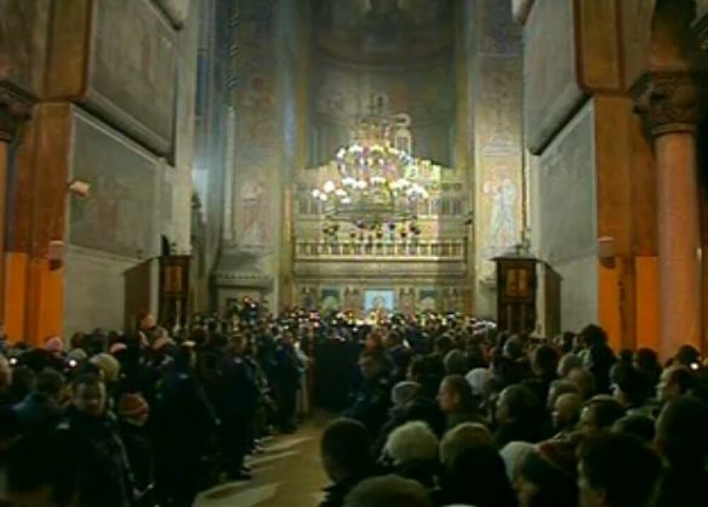 Mii de oameni au participat la inmormantarea IPS Bartolomeu Anania. Video - Imaginea 13