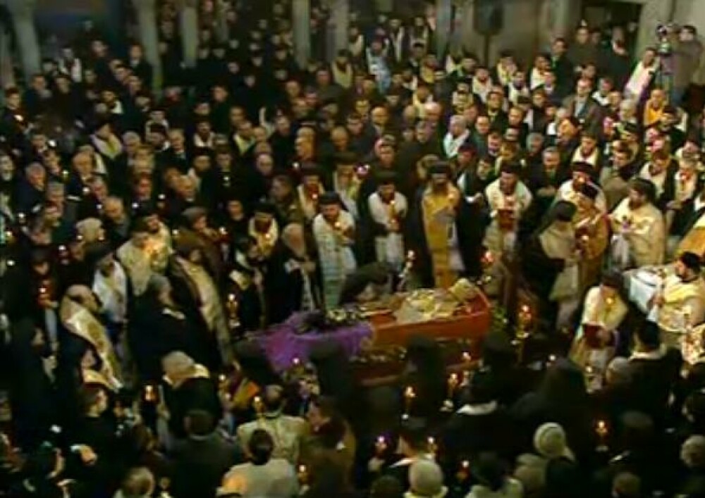 Mii de oameni au participat la inmormantarea IPS Bartolomeu Anania. Video - Imaginea 9