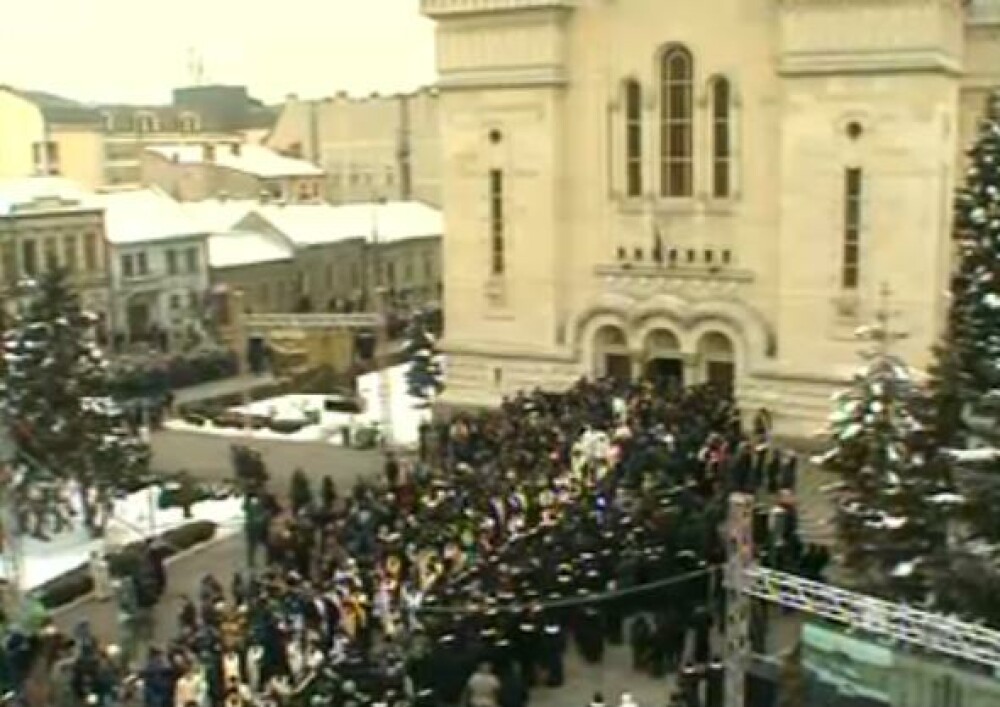 Mii de oameni au participat la inmormantarea IPS Bartolomeu Anania. Video - Imaginea 2