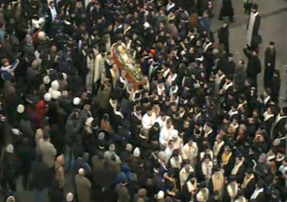Mii de oameni au participat la inmormantarea IPS Bartolomeu Anania. Video - Imaginea 4
