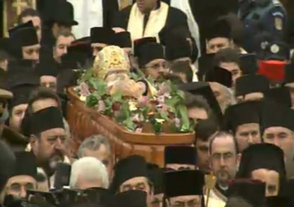 Mii de oameni au participat la inmormantarea IPS Bartolomeu Anania. Video - Imaginea 1