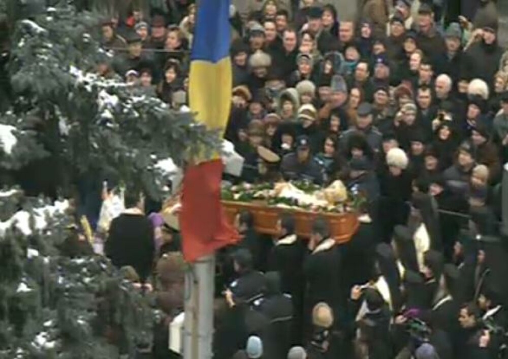 Mii de oameni au participat la inmormantarea IPS Bartolomeu Anania. Video - Imaginea 6