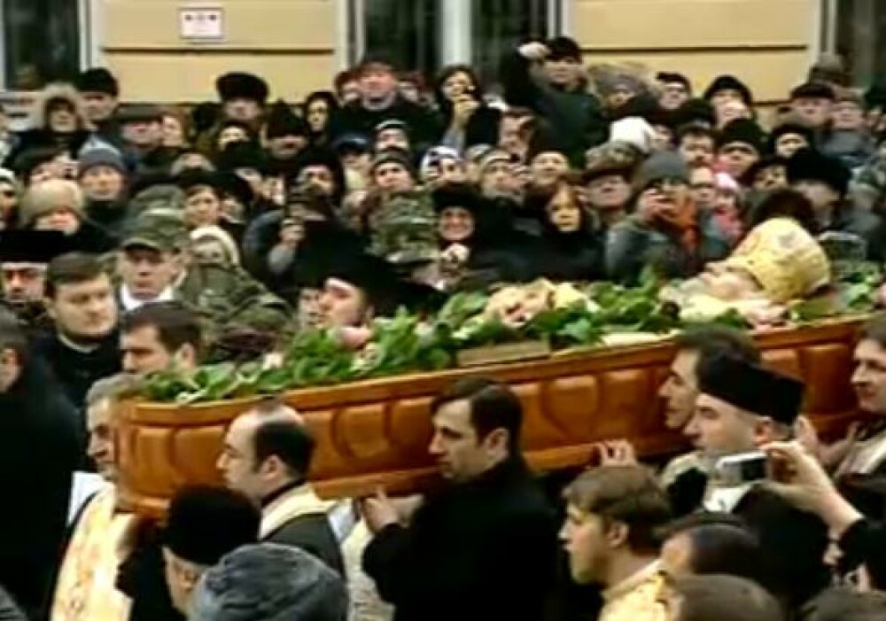 Mii de oameni au participat la inmormantarea IPS Bartolomeu Anania. Video - Imaginea 7