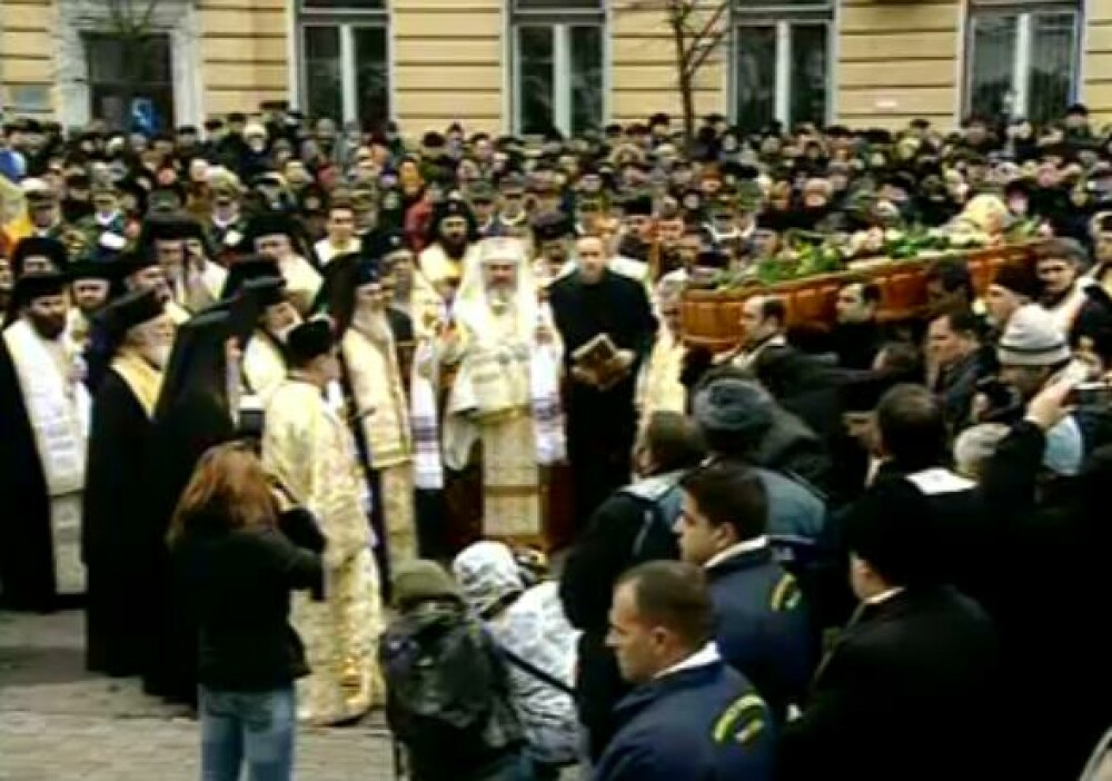 Mii de oameni au participat la inmormantarea IPS Bartolomeu Anania. Video - Imaginea 8