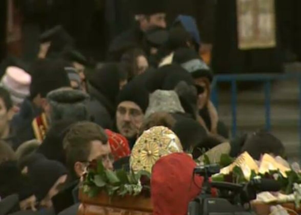 Mii de oameni au participat la inmormantarea IPS Bartolomeu Anania. Video - Imaginea 29