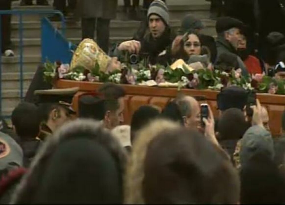 Mii de oameni au participat la inmormantarea IPS Bartolomeu Anania. Video - Imaginea 30